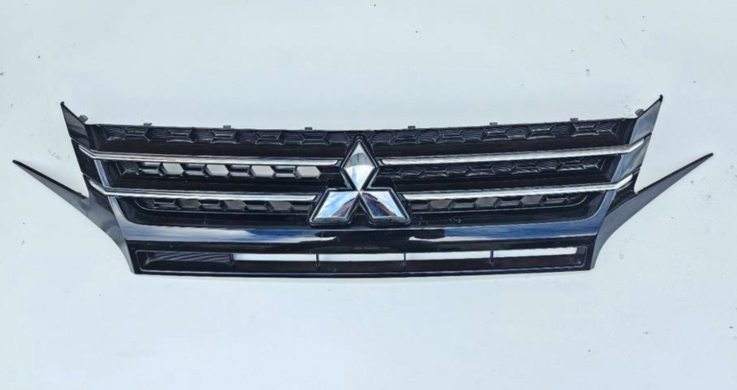 Parrilla Frontal. Mitsubishi Mirage 2021-2024