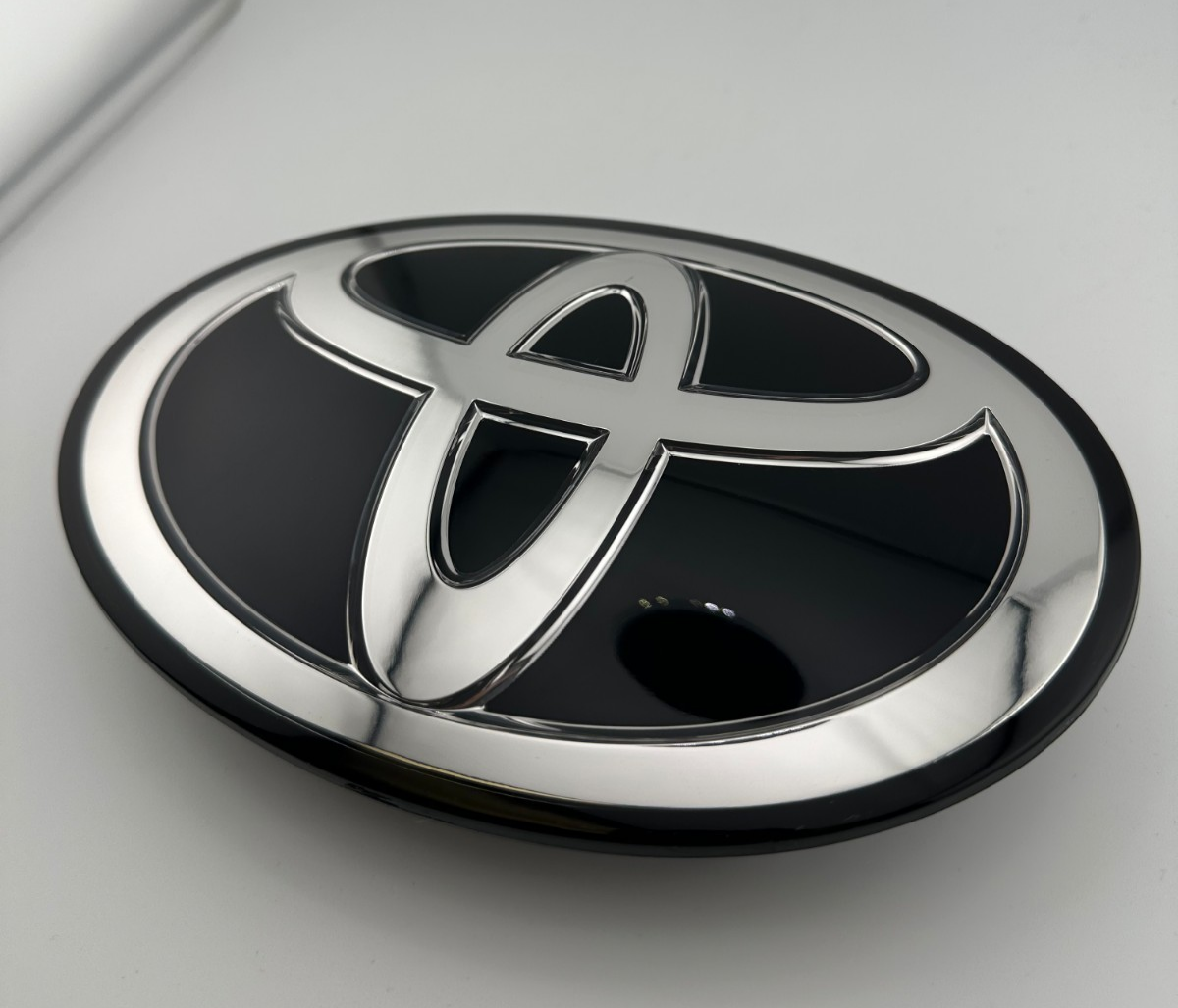 Emblema Parrilla Frontal (Original). Toyota Tacoma Tundra 2019-2022