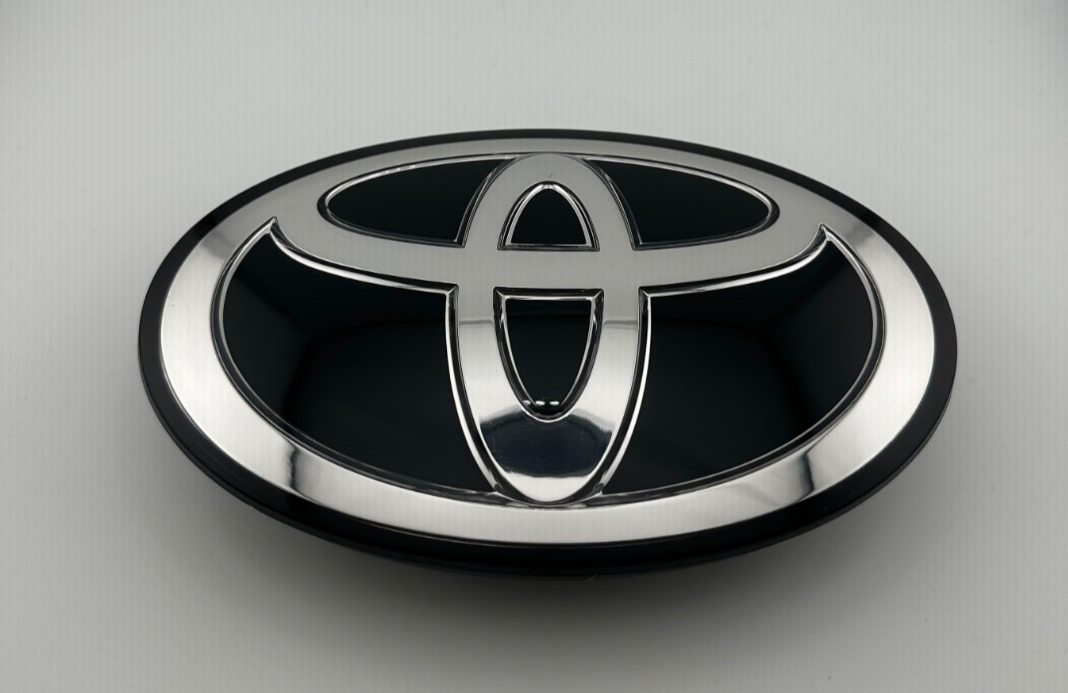 Emblema Parrilla Frontal (Original). Toyota Tacoma Tundra 2019-2022