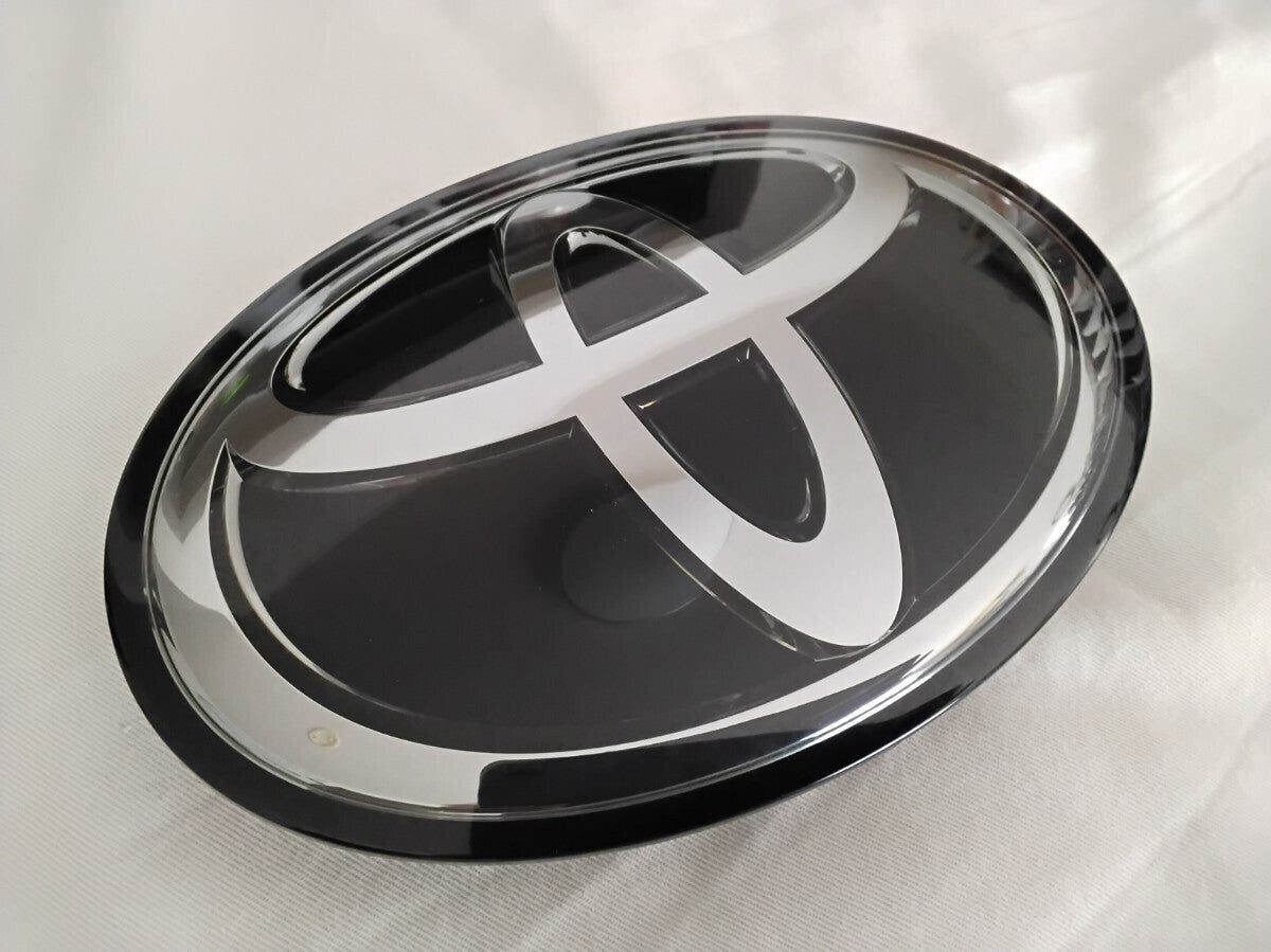 Emblema Parrilla Frontal (Original). Toyota Tacoma Tundra 2019-2022